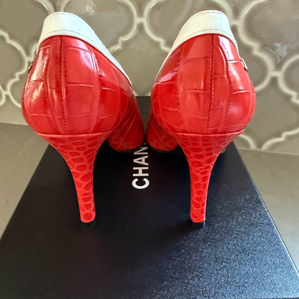 BNWT Chanel 26S Croc Embossed Patent Coral White Leather Pumps Shoes Size 37.5 - Picture 3 of 12